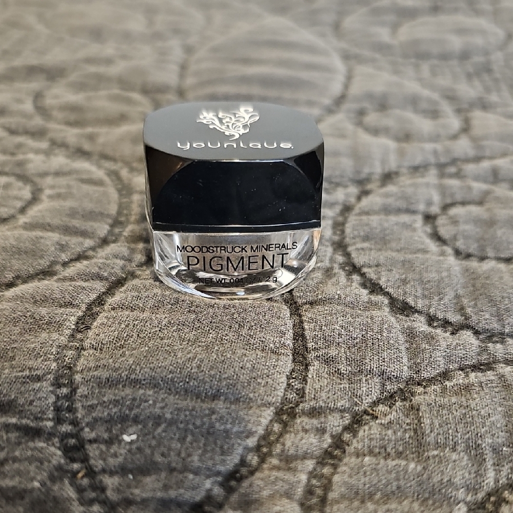 Younique Moodstruck Minerals Pigment in Black